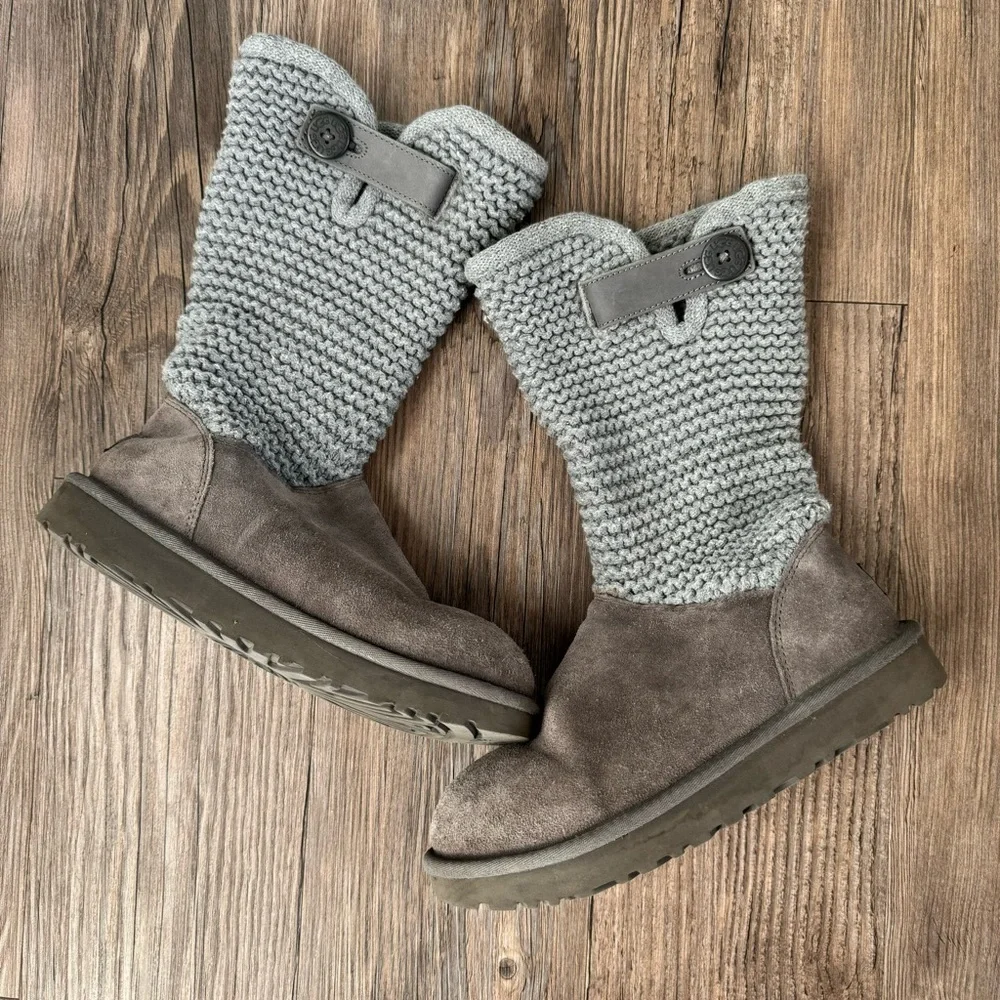 UGG® WOMEN'S SHAINA BOOTS - ROUND TOE Size 6